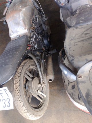 Moto Yamaha Naked Negra/Marrón