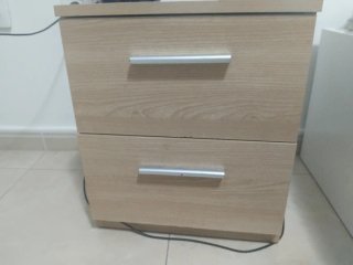 25 la uni...Mesita de noche de madera y metal