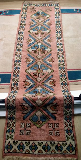 Alfombra de tela rosa y azul