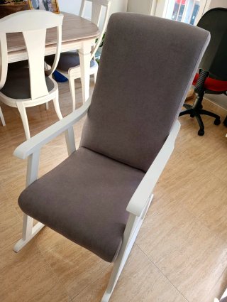 Mecedora gris y blanca de tela y madera