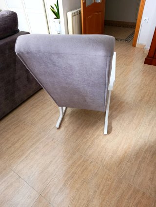 Mecedora gris y blanca de tela y madera