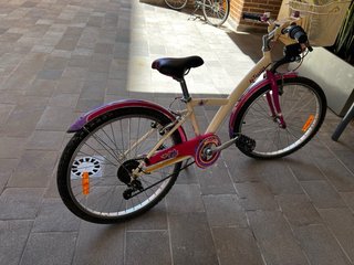 Bicicleta Btwin Morada y Blanca