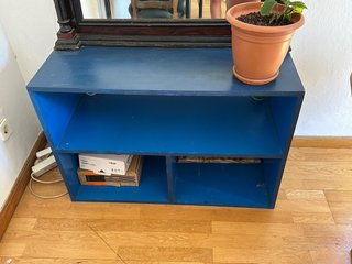 Cómoda azul de madera y plástico
