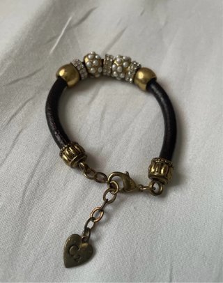 Pulsera cuero y detalles dorados