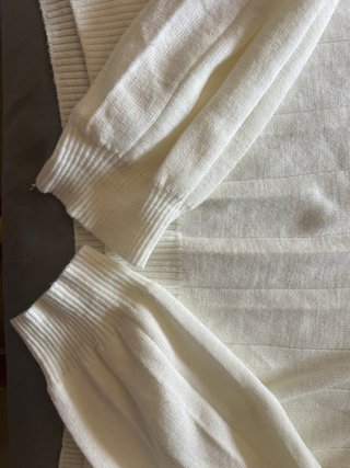 Polo crop top blanco con detalles negros