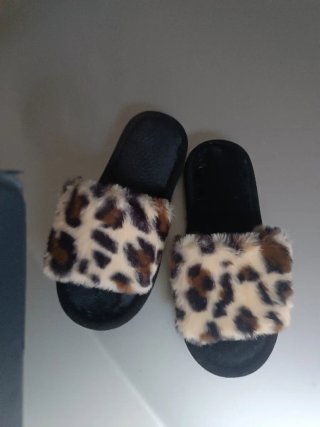 Ciabatte leopardate pelose