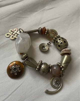 Pulsera estilo boho con abalorios