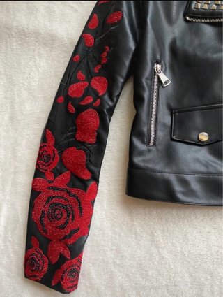 Chaqueta cuero tachuelas rosas