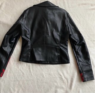 Chaqueta cuero tachuelas rosas