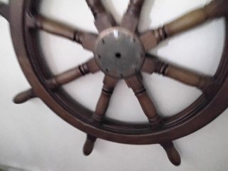 Timón de barco antiguo de madera