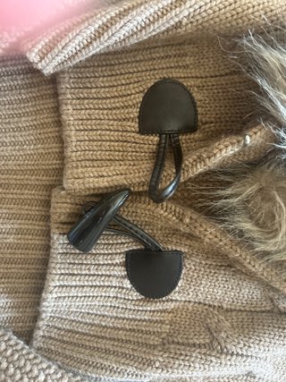 Chaleco de punto con cuello de pelo.