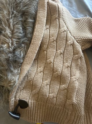 Chaleco de punto con cuello de pelo.