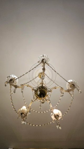 Lámpara de araña de cristal y lágrimas