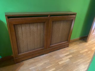 Cubre radiador de madera con rejilla