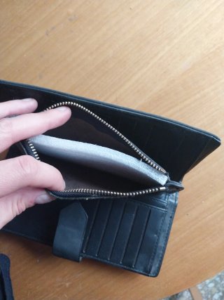 Cartera de mano negra para mujer
