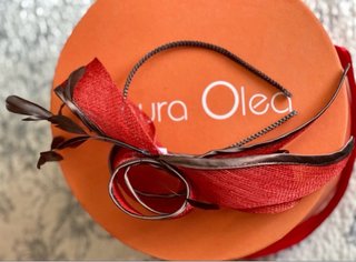 Elegante tocado diadema mujer rojo y marrón