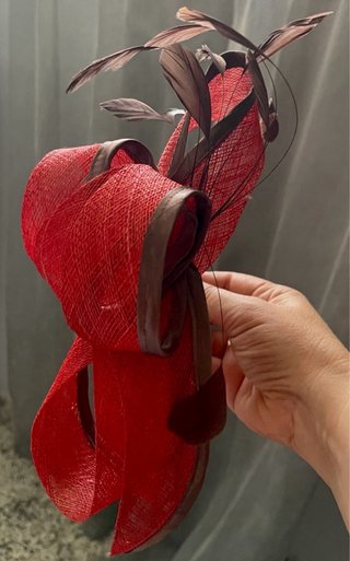 Elegante tocado diadema mujer rojo y marrón