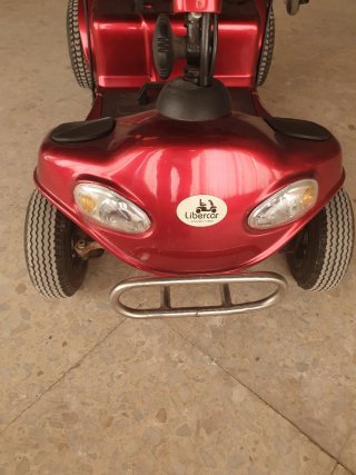 Silla de ruedas eléctrica roja