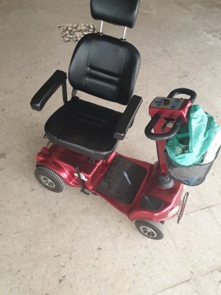 Silla de ruedas eléctrica roja
