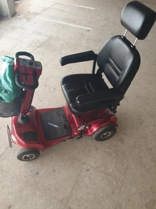 Silla de ruedas eléctrica roja