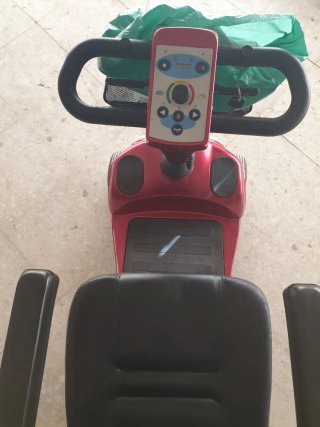 Silla de ruedas eléctrica roja