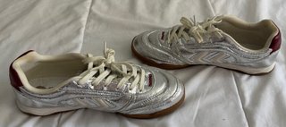 Zapatillas Hummel plateadas burdeos y blancas