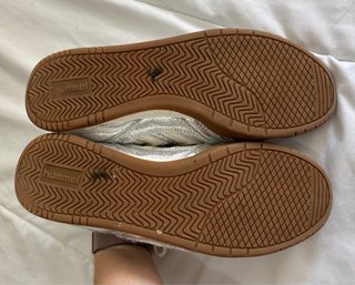 Zapatillas Hummel plateadas burdeos y blancas