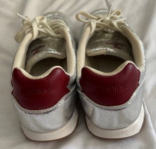 Zapatillas Hummel plateadas burdeos y blancas