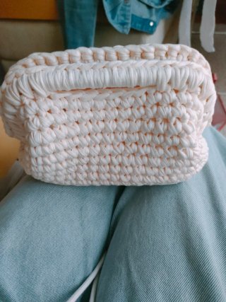 Bolso de trapillo beige hecho a mano