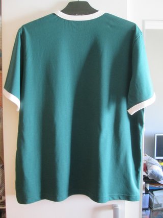 CAMISETA CON LOGO VERDE BOTELLA