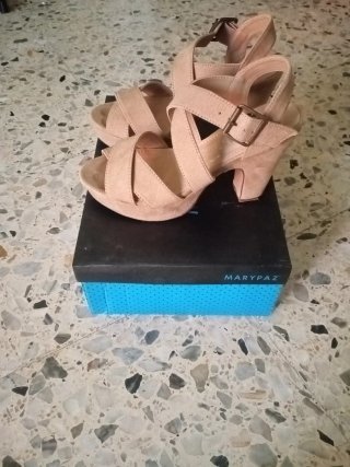 Zapatos beige mujer