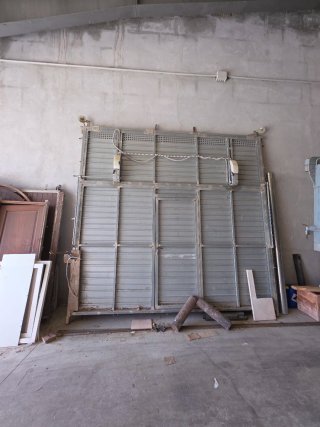 Puerta metálica industrial