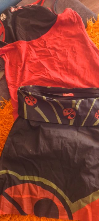 Conjunto falda negra con mariquitas y camiseta