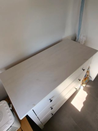 Cómoda blanca de madera