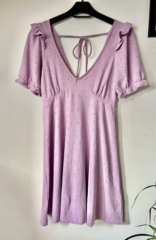 Vestido lila corto con bordado