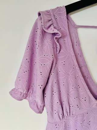Vestido lila corto con bordado