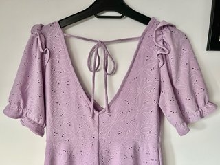 Vestido lila corto con bordado