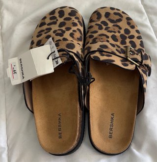 Zuecos Bershka leopardo hebilla marrón/negro T39