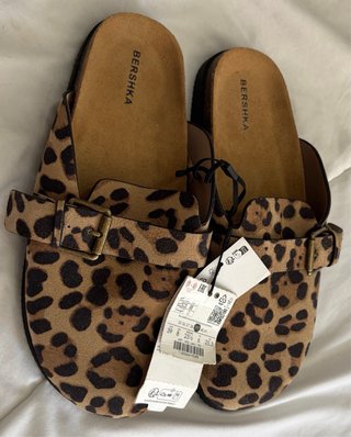 Zuecos Bershka leopardo hebilla marrón/negro T39