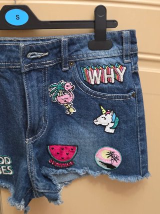 Pantaloncini jeans corti con patch