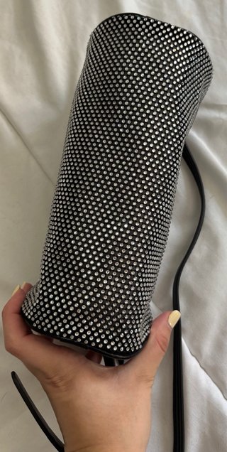 Bolso de mano plateado con detalles negros