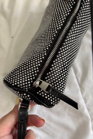 Bolso de mano plateado con detalles negros