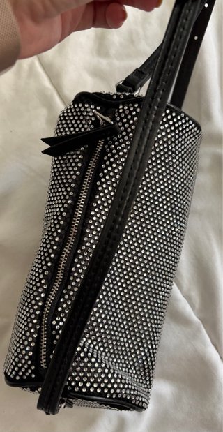 Bolso de mano plateado con detalles negros
