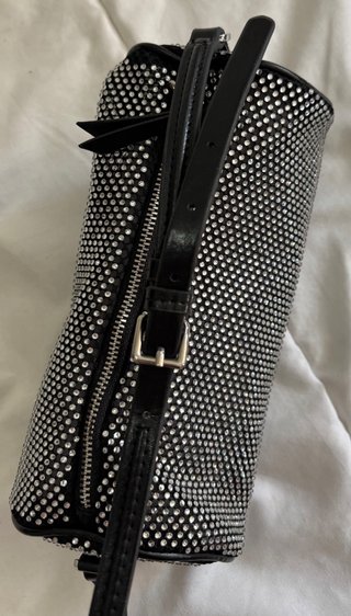 Bolso de mano plateado con detalles negros