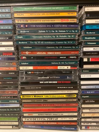 Lote de 128 Cds (en 93 cajas) generos diversos