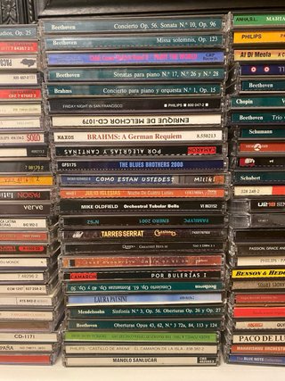 Lote de 128 Cds (en 93 cajas) generos diversos