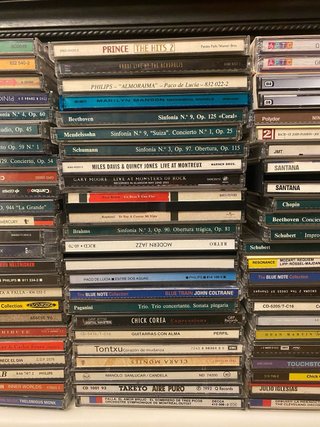 Lote de 128 Cds (en 93 cajas) generos diversos