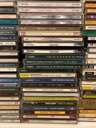 Lote de 128 Cds (en 93 cajas) generos diversos