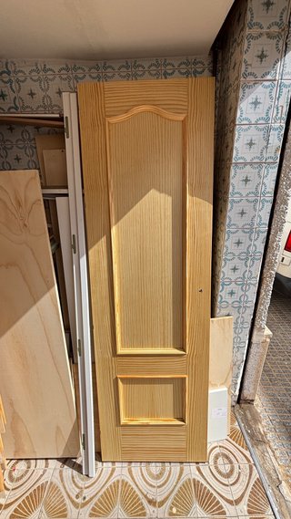 Puerta de madera provenzal nueva.