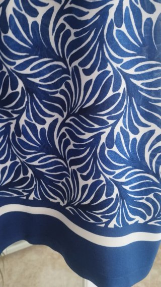 Vestido azul y blanco estampado